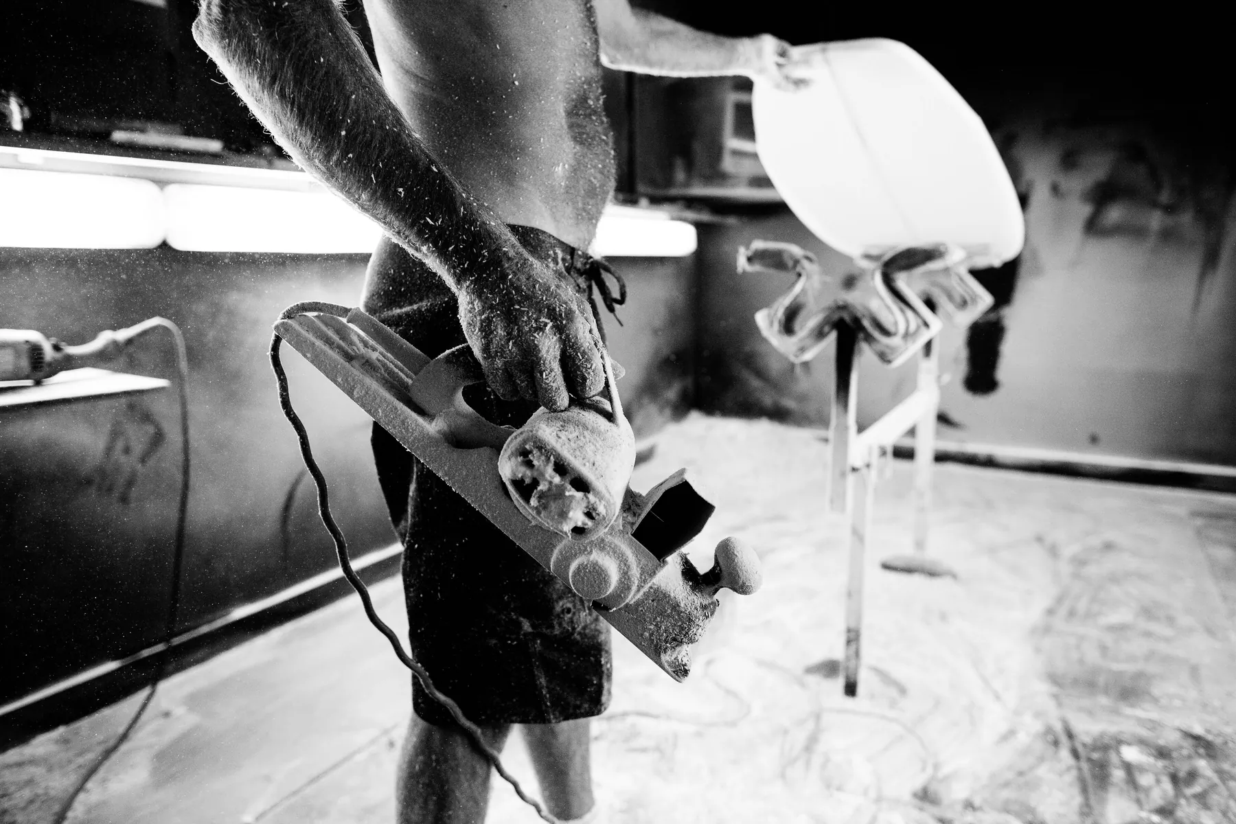 Larry Mabile présentant une planche, chaussures rouges